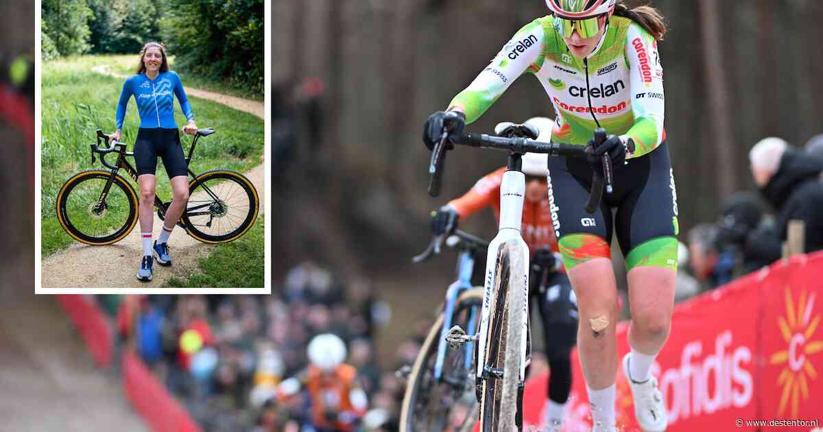 Manon Bakker heeft geen team meer en rijdt dit seizoen alleen in een shirt met een boodschap