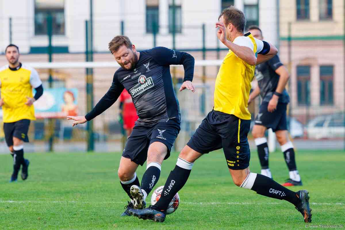 Fußball-Benefizspiel in Plauen: Viele Tore, tolle Spendensumme und eine emotionale Premiere
