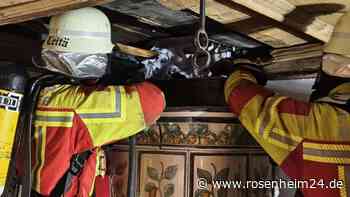 Brand in Bauernhaus in Schliersee – kaputter Kachelofen führt zu größerem Feuerwehreinsatz