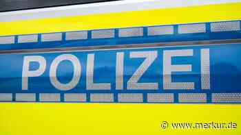 BMW schleudert über Fahrbahn und prallt gegen Stromhäuschen