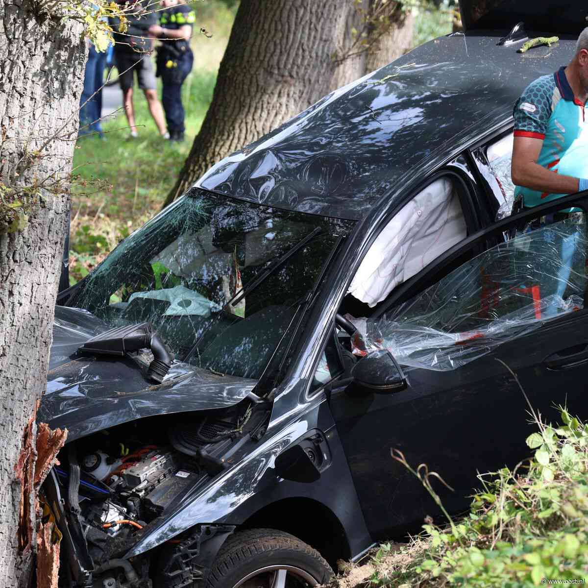 112 nieuws: Automobilist bekneld in Wierden