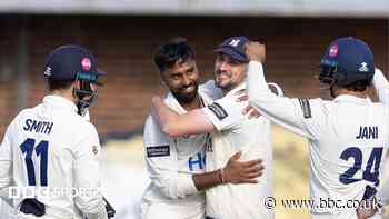 Bears beat Essex to go top of Division One