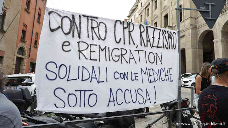 Migranti, perquisiti 23 medici per i certificati anti-Cpr: un nuovo indagato. L’Ordine: “Non siamo ausiliari della sicurezza”