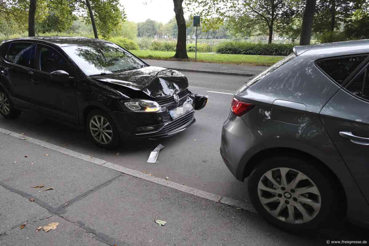 Chemnitz: Seniorin übersieht am Schlossteich Auto und fährt dagegen