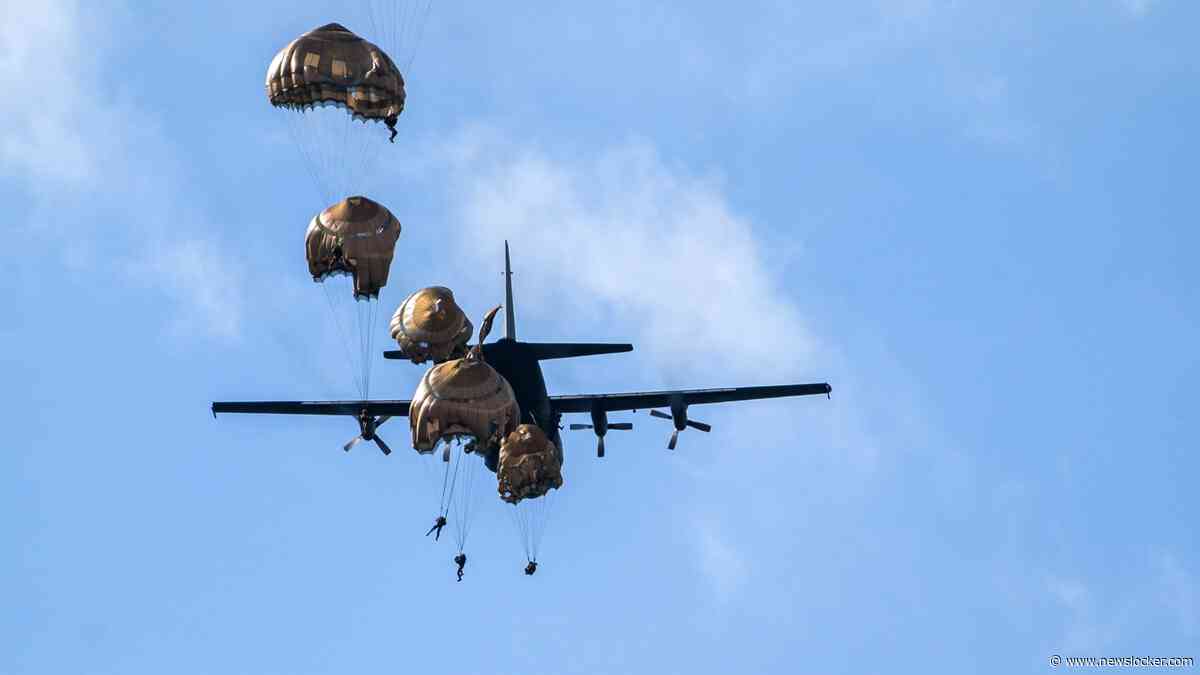 Twee Nederlandse militairen gewond na parachutesprong