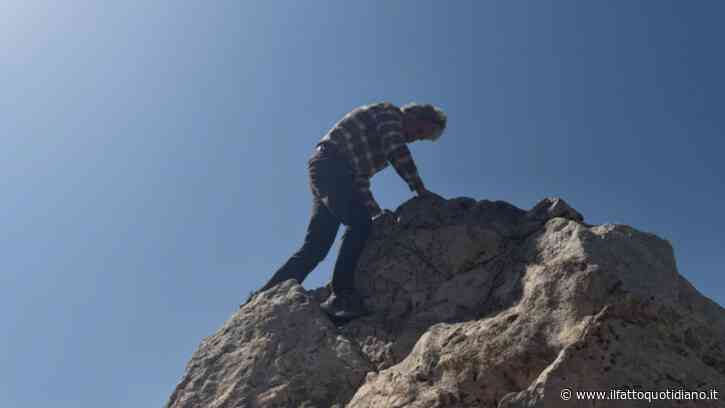 Reinhold Messner si arrampica ancora a 82 anni e a chi gli scrive “Non è una roccia così alta” risponde: “Restate vigili, restate umili. Muovetevi tra le montagne e nella vita con consapevolezza”