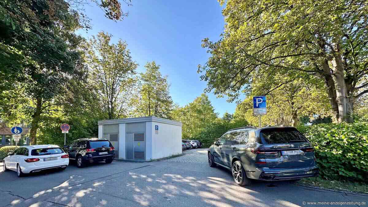 Lehrerparkplatz voll, Feuerwehrzufahrt blockiert: Mama-Taxis sorgen für Park-Chaos