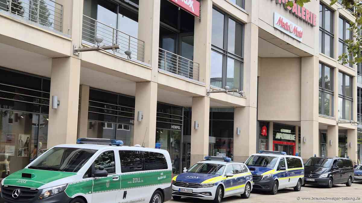 Zoll-Razzia in der Wolfsburger Innenstadt: Festnahmen in der City-Galerie