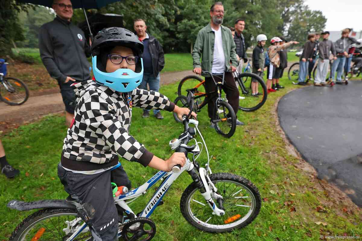 „Das ist eine richtig coole Anlage“: Neuer Pumptrack begeistert Glauchauer