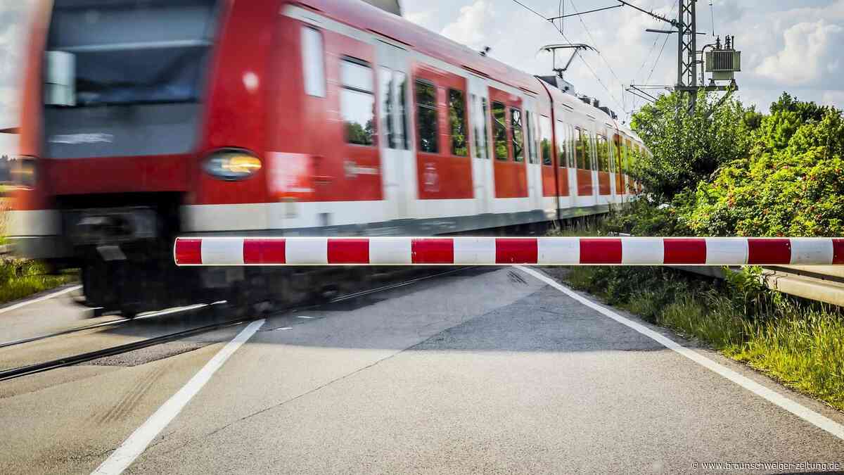 Liveblog: Defekte Bahnschranke in Cremlingen +++ Fahrbahnstörung bei Wolfenbüttel