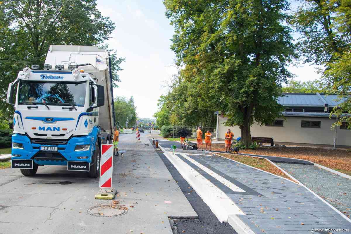 Ampel verschwindet noch am Freitag: Neue Bushaltestelle in Oelsnitz fertig