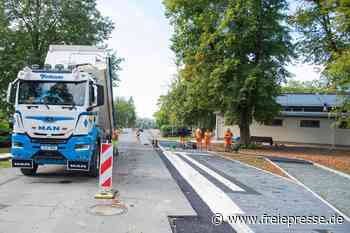 Ampel verschwindet noch am Freitag: Neue Bushaltestelle in Oelsnitz fertig