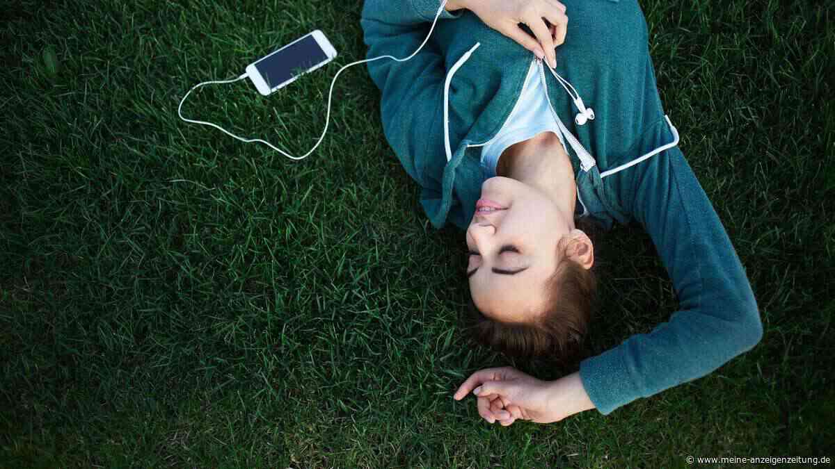 Mit In-Ear-Kopfhörern schlafen: Warum das den Ohren schaden kann