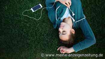 Mit In-Ear-Kopfhörern schlafen: Warum das den Ohren schaden kann