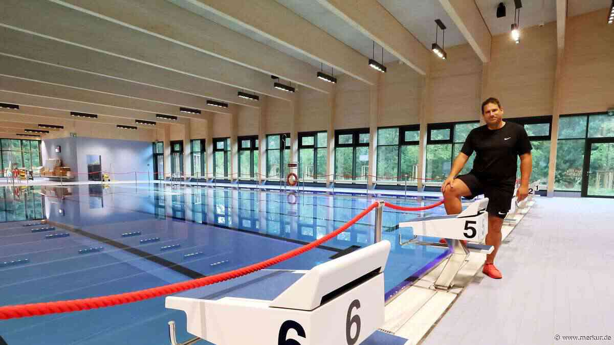 Schwimmbad mit Waldblick
