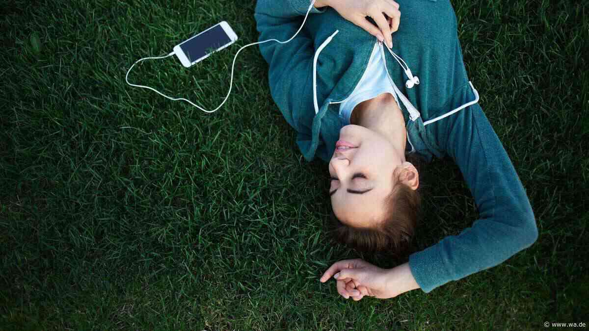 Mit In-Ear-Kopfhörern schlafen: Warum das den Ohren schaden kann