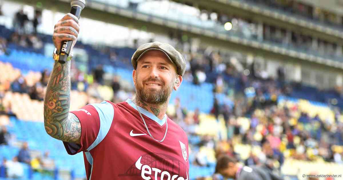 Supporters Vitesse roepen op tot eerbetoon aan Ben Saunders tijdens Airborne-wedstrijd