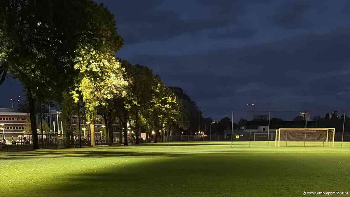 Eindhovense voetbalclub traint in het donker: 'Bomen houden licht tegen'