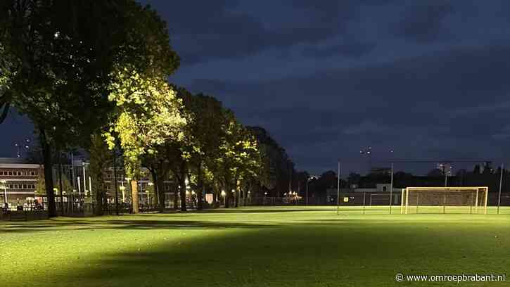 Eindhovense voetbalclub traint in het donker: 'Bomen houden licht tegen'