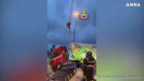 Tir sfonda il guard rail e rimane sospeso del vuoto sull’autostrada: salvato il camionista
