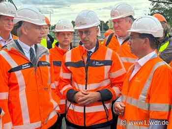Minister Bilger beim Baustellenrundgang in Bonn