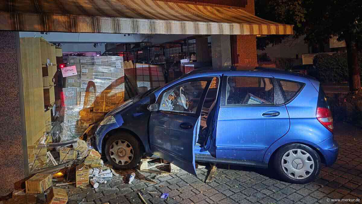 Filmreife Szenen in Trudering: Mercedes kracht in Feinkostgeschäft - Schaden geht in die Tausende