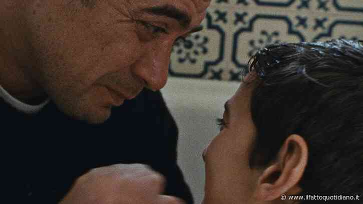 I figli della scimmia, quando la sceneggiatura si fa invisibile. Scamarcio protagonista di un dolore senza retorica