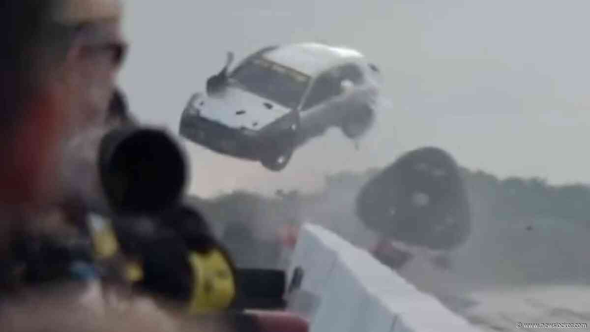 Horrorcrash in Engeland: Honda Civic vliegt tientallen meters door de lucht bij dragrace