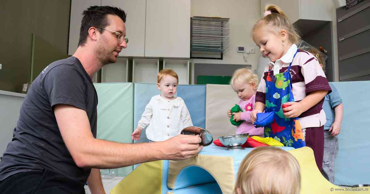 Stijn werkt als een van de weinige mannen op een kinderdagverblijf: ‘Ik zie niet meteen chaos als kinderen stoeien’