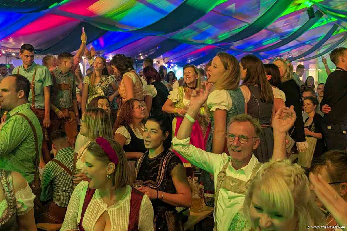 Freibier und bayrische Klänge: Erdmannsdorf startet ins Oktoberfest