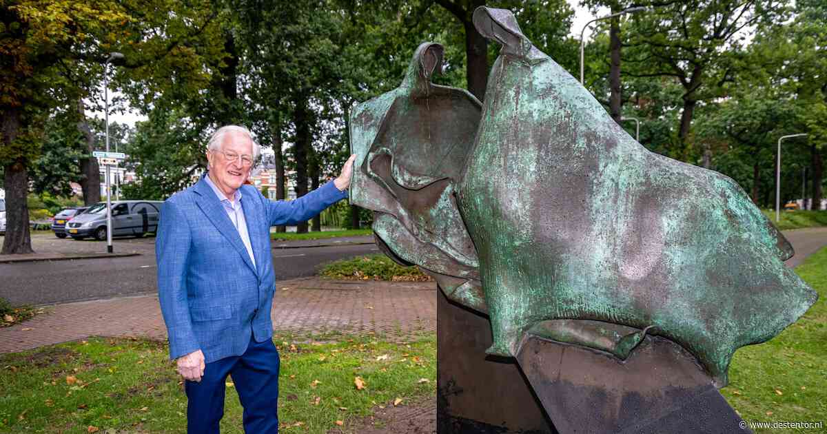 Dankzij Wim Waanders (82) staat het eerbetoon aan zusters van het ziekenhuis in Zwolle weer op een prominente plek
