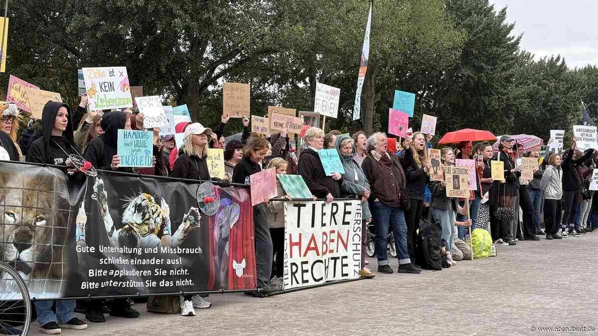 Stunden nach Eskalation auf dem Zirkuszelt: Großer Protest vor dem Circus Krone