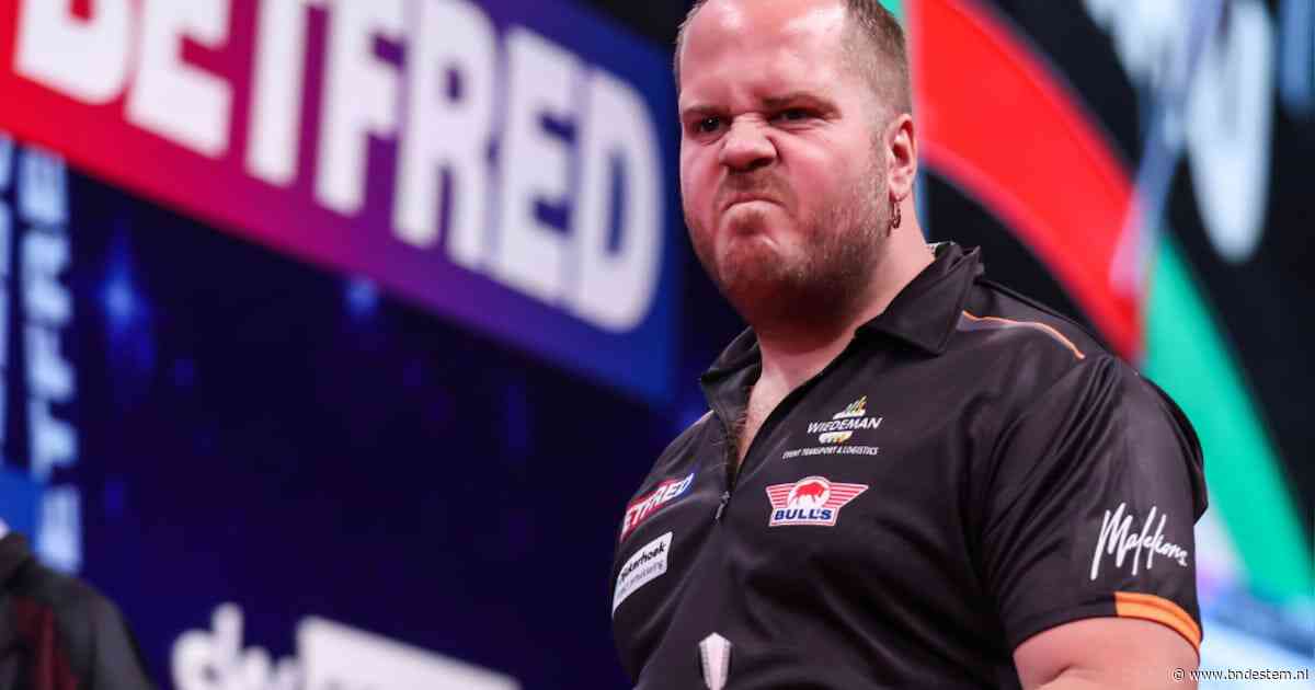 LIVE World Series of Darts Finals | Fans in Amsterdam op de banken: Dirk van Duijvenbode wint eerste partij