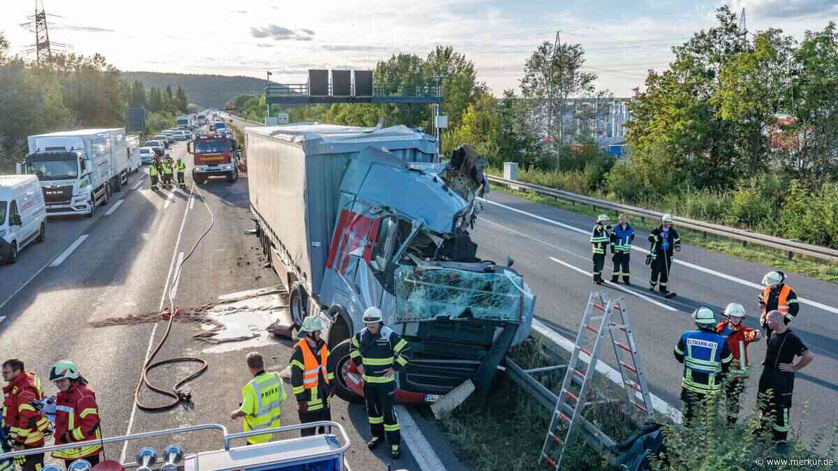 Sattelzug prallt gegen Brücke: A70 in beiden Richtungen gesperrt