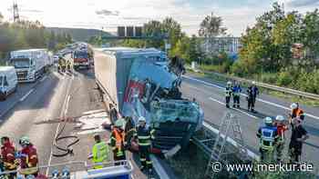 Sattelzug prallt gegen Brücke: A70 in beiden Richtungen gesperrt