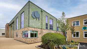 Gerecyclede geveltegels voor Wood Green School