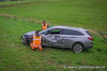 Auto vliegt van snelweg en belandt in weiland