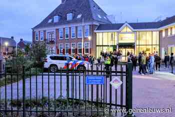 Onrustige sfeer bij gemeentehuis tijdens protest tegen komst asielzoekers