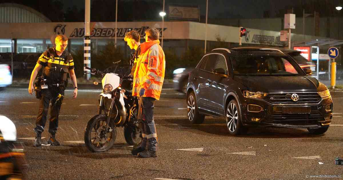 Motorrijder raakt gewond bij botsing met auto in Oosterhout, kruispunt deels afgesloten