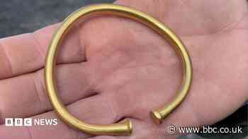 Metal detectorist finds 3,000-year-old gold bracelet 'worth up to £20k'