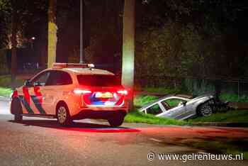 Auto raakt van de weg en eindigt in sloot