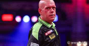 Ongeloof in Amsterdam: titelhouder Michael van Gerwen woest op zichzelf na missen zes wedstrijdpijlen: ‘Ik ben hier doodziek van’