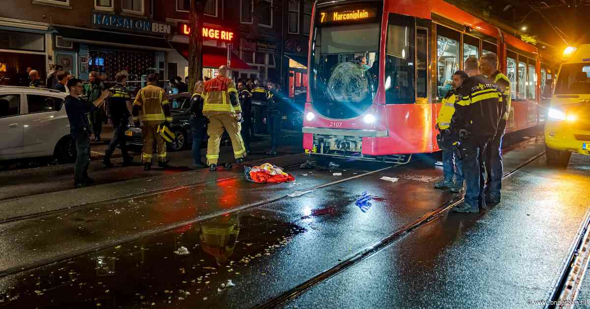 Twee personen zwaargewond na botsing met tram in Rotterdam