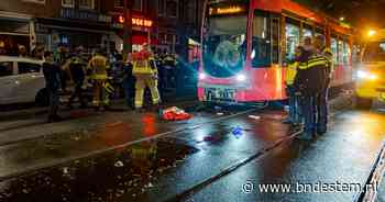 Twee personen zwaargewond na botsing met tram in Rotterdam