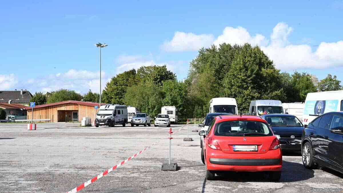 Absperrband sorgt für Verwirrung: Darf man am Miesbacher Volksfestplatz noch parken?