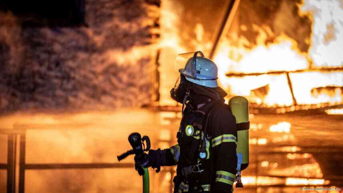 Stallung steht lichterloh in Flammen – zwei Bewohner bei Brand in Lampoding verletzt