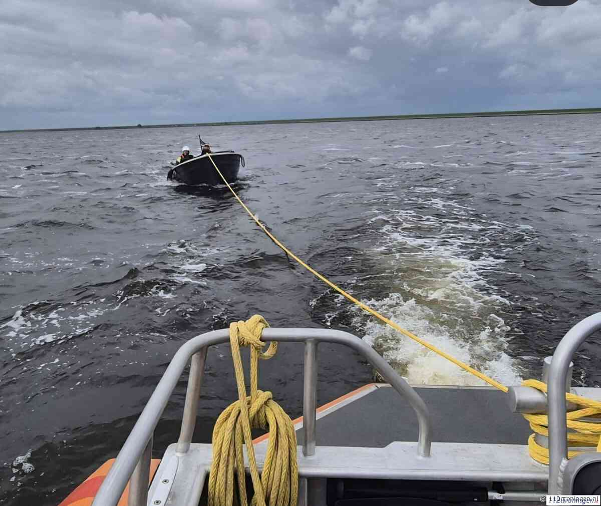 Bootje met motorproblemen op het Lauwersmeer