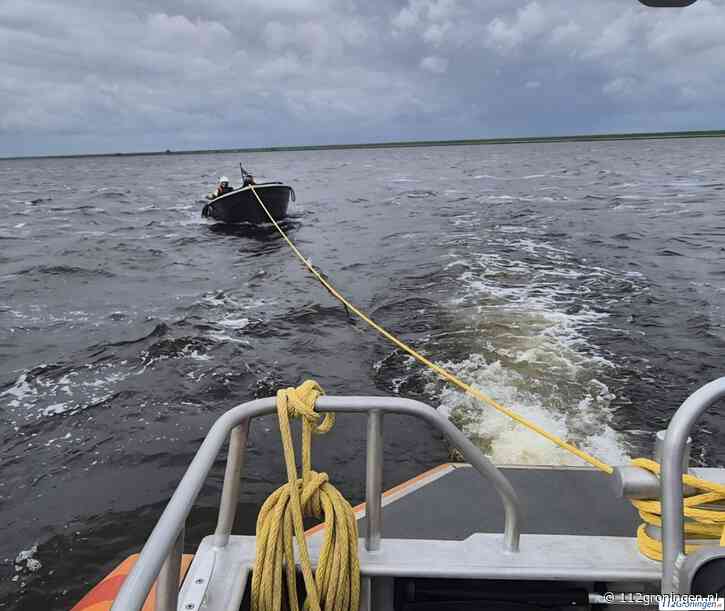 Bootje met motorproblemen op het Lauwersmeer