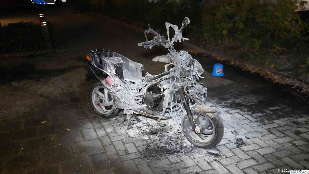 Motorscooter volledig uitgebrand