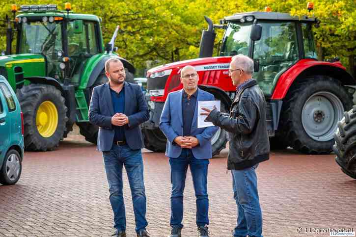Trekkergroep Niezijl stond bij Gemeentehuis in Zuidhorn